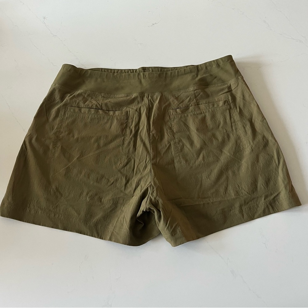 Athleta Olive Trekkie North Mid Rise Shorts Sz 14 - Picture 4 of 8